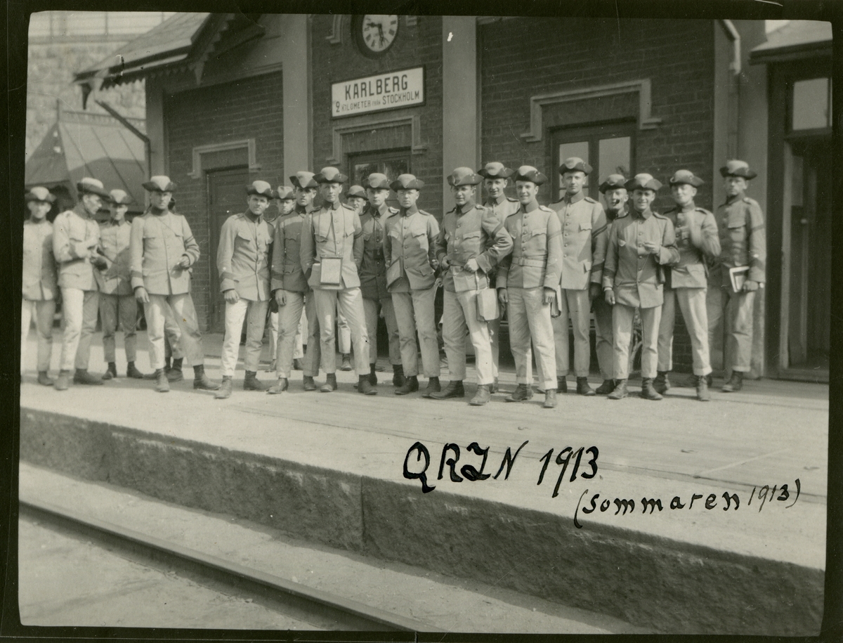 Kadetter ur 2:a pluton studentkompaniet samlade på Karlbergs station sommaren 1913