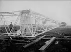 Karlsborgs radiostation i Kråk. Masttoppen före resningen, år 1916. Masterna är konstruerade av professor K Ljungberg, Stockholm, var 210 m höga och vägde 25 ton. Foto: Alfred Sjöberg, Karlsborg. Masterna revs i mars år 2001.