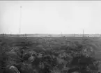 Karlsborgs radiostation i Kråk. Från mastresningen, år 1916. Masterna är konstruerade av professor K Ljungberg, Stockholm, var 210 m höga och vägde 25 ton. Foto: Alfred Sjöberg, Karlsborg. Masterna revs i mars år 2001.