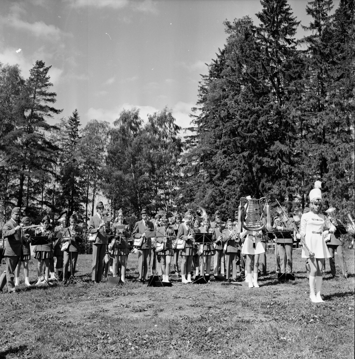 Bollnäs Ungdomsorkester, ledare Gunnar Saur längst till vänster.
Arbrå, Jordbrukets dag på Nytorp,
Juni 1971