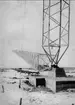 Karlsborgs radiostation i Kråk. Från mastresningen, år 1916. Masterna är konstruerade av professor K Ljungberg, Stockholm, var 210 m höga och vägde 25 ton. Foto: Alfred Sjöberg, Karlsborg. Masterna revs i mars år 2001.