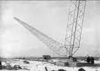 Karlsborgs radiostation i Kråk. Från mastresningen, år 1916. Masterna är konstruerade av professor K Ljungberg, Stockholm, var 210 m höga och vägde 25 ton. Foto: Alfred Sjöberg, Karlsborg. Masterna revs i mars år 2001.