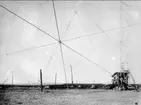 Karlsborgs radiostation i Kråk. Från mastresningen, år 1916. Masterna är konstruerade av professor K Ljungberg, Stockholm, var 210 m höga och vägde 25 ton. Foto: Alfred Sjöberg, Karlsborg. Masterna revs i mars år 2001.