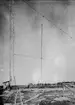 Karlsborgs radiostation i Kråk. Från mastresningen, år 1916. Masterna är konstruerade av professor K Ljungberg, Stockholm, var 210 m höga och vägde 25 ton. Foto: Alfred Sjöberg, Karlsborg. Masterna revs i mars år 2001.