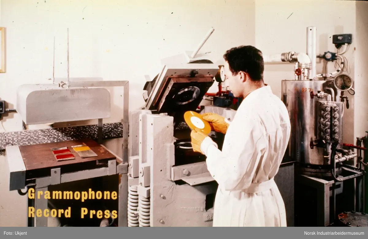 Norvinylutstilling. Grammophone record press.