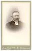 Porträtt av Bror Larsson. Brukspredikant och folkskollärare i Rejmyre ett knappt år under perioden 1903-1904. Han lämnade Rejmyre för ny tjänst i Stora Malm. Vidare gift 1911 med Agnes Olivia Eriksson.