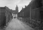 Parti av Skänninge 1913. Vy längs med Järntorgsgatan mot Stora torget. I fonden skymtar Rådhuset och Vårfrukyrkan.