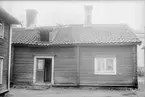 Gårdsinteriör från Ågatan 53 i Linköping. Till vänster skymtar Platensgatan 4. Dokumenterad av Östergötlands museum inför rivning 1927.