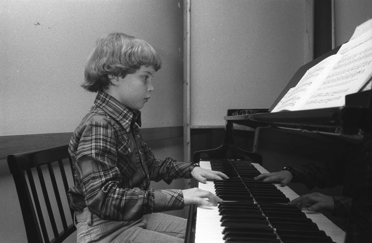 Hilde Alstad spiller piano i biblioteket på Sama.