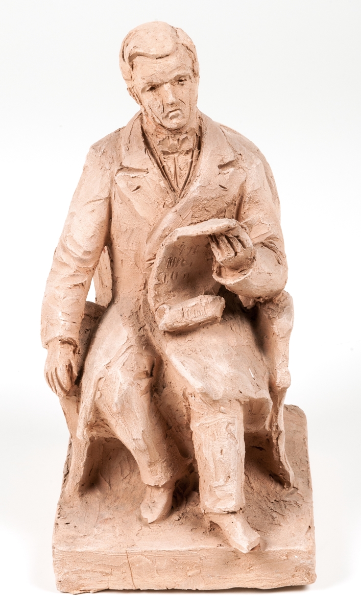 Skiss i terracotta, Per Murén, sittande i stol.
Signatur höger sida i bottenplatta: Ida Matton, Paris, 1907. Sista siffran otydlig.