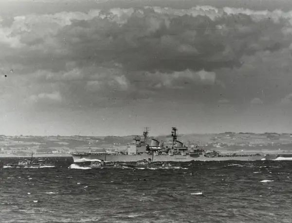 Kryssare och minsvepare till sjöss.