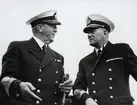 Konteramiral Samuelson konverserar med konteramiral Berthelsson. Båda är iförda uniformer.