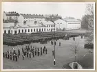 Samling av marina militärer på Bataljon Sparres gård. I bakgrunden syns bland annat Sparres idrottshall.