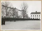 Uniformsklädda flottister står uppställda på Sparres kaserngård. I bakgrunden syns kasern Sparre och matinrättningen.