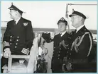 Captain Hutchinson med kanadensiske och brittiska attachéerna Commander Green och Captain Wyburd på bryggan. Från Engelska besöket i Karlskrona den 9-14 september 1951.