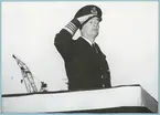 Möjligtvis bilder från isbrytaren Thules sjösättning den 11/10 1951. En uniformsklädd kommendör gör honör. I bakgrunden syns en kran.