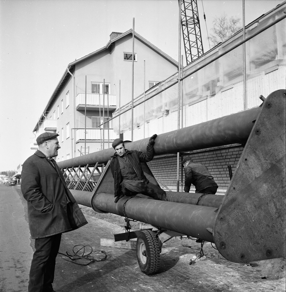 Hallbygge i Arbrå,
Skorstenen på nya Hälsinge Livs reses,
Mars 1972