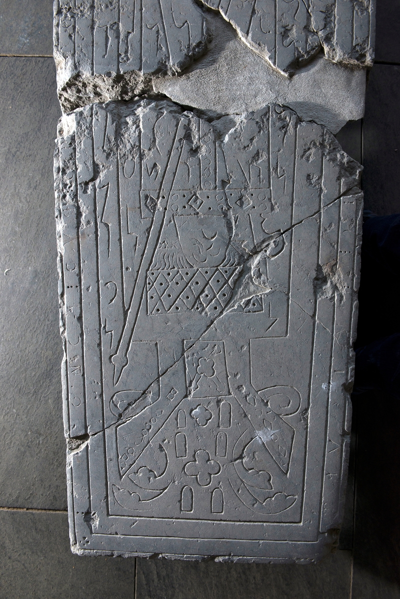 Fotografering av gravsteinene som står i utstillingen i Storhamarlåven. Bildene viser gravstinene til Biskop Herman, Biskop Peter og etter en ukjent gotisk kvinneI Domkirkeoddens samlinger finnes tre gravsteiner i marmor og kalkstein fra middelalderen. To av disse ble benyttet av- og funnet i sammenheng med bispegraver i domkirken for Peter (1253-60) og Hermann (1488-1503), mens den tredje representerer en gotisk kvinne. Marmorfragmentet med den gotiske kvinnen, nå utstilt i Storhamarlåvens kirkerom, ble funnet under utgravninger av domkirken i 1884. 
Biskop Peters gravstein stammer også fra gotikken. Denne kom frem under Erik Ankers gravninger i domkirkeruinen på 1800-tallet. Peters gravstein viser en biskop i fult ornat innenfor en kløverbladsbue. Høyre hånd er hevet til velsignelse eller som talegestus, mens venstre hånd holder en bispestav. Peters gravstein er utført i kalkstein med trapesform og måler i lengde 191,5 cm, bredde 68 og 44 cm og er 18 cm tykk.
Biskop Hermanns gravstein stammer også fra domkirken, antagelig koret hvor det under utgravningene i 1847 ble funnet flere slike graver. Steinen og måler i lengden 205 cm, bredde 54 og 30, 5 cm og er 31 cm tykk. 
