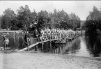 Broslagning. Foto av ingenjörkårens spångbro 1907. Soldaterna bär uniform m/1906. Foto: Alfred Sjöberg, Karlsborg. Fotot skänkt av Dan-Axel Wallerman Södra Kanalgatan 7, Karlsborg.