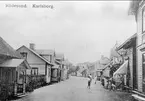 Karlsborg, Rödesund i början på 1900-talet. Följande hus ses på bilden, från vänster murare Magnussons, skomakare Copangs, skomakare Biraths och Mamsell Odhners. Närmast från höger urmakare Beckers, målarmästare Nilssons, f.d. Lots Sundqvists änkas, madam Anderssons (det större huset). Vidare ses ett litet hus där 