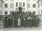 Grupporträtt av officerare från officerskurs vid Krigsskolan Karlberg den 30 november 1946.
För namn, se bild nr. 2.