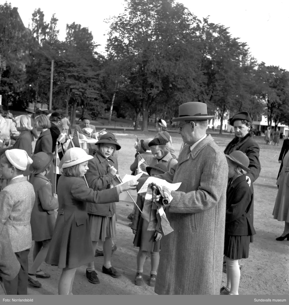 En parad av glada barn inledde firandet av söndagsskolans 100-årsjubileum hösten 1951. Dubbla blåsorkestrar höll takten då tåget avgick från Läroverket med destination Stora torget, som inramat av flaggor fylldes av barn i täta led och en intresserad skara åskådare. De fick sig till livs en rad såväl högtidliga som lättsamma tal varvat med sång och musik, alltmedan kollekthåven gick runt till förmån för barnverksamheten. Senare på kvällen samlades man till ett högtidsmöte i Betlehemskyrkan.