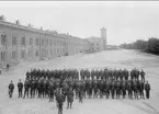 Karlsborg, Volontärskolan på paradplatsen utanför slutvärnet, år 1902. Foto: Sjöberg & co, Karlsborg.