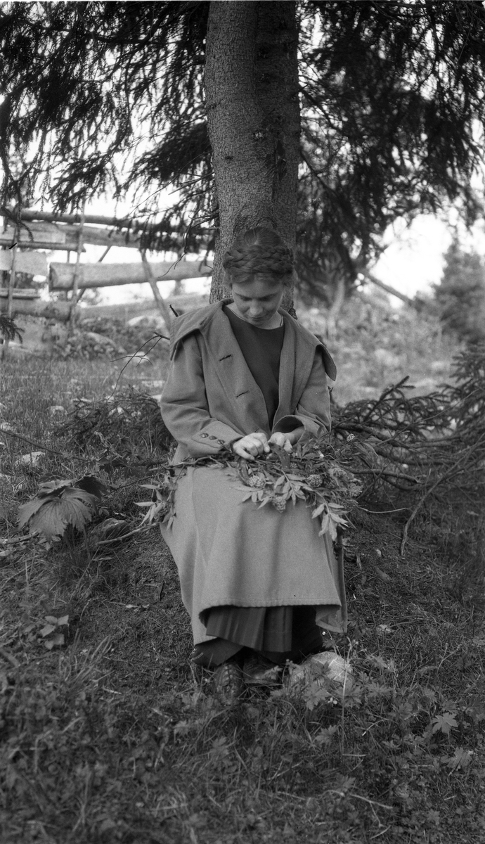 Tre bilder av en ung kvinne i forskjellige positurer, alle i helfigur. Trolig Dora Alice Martinsen fra Sanden søndre i Østre Toten.