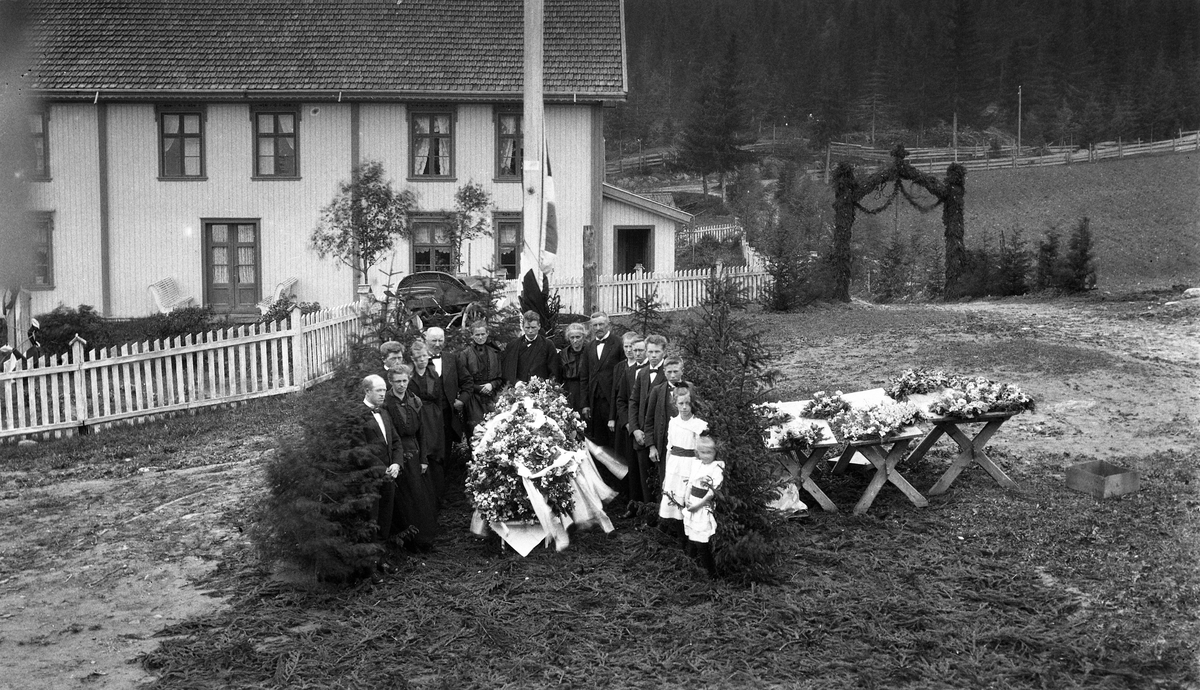 Fire bilder fra en gravferd/bisettelse fra gården Ovren i Lensbygda/Øverskreien, Østre Toten. Sansynligvis gravferd etter Helga Raddum som i en alder av 24 år omkom i en bilulykke i mai 1921.
På bilde 1 og 2 er en rekke personer samlet rundt kista, og de fleste er identifisert. Fra venstre: Magnus og Palma Sveum (f. Overn), to ukjente, Jens og Hilda Kihle (f. Nygaardseter), ukjent, Augusta og August Raddum (avdødes foreldre), Anna Overn (f. Sønsteby), Olaf Overn, Arne Overn, Kolbjørn Overn, Olave Overn, Alfhild Overn (g. Opsahl).