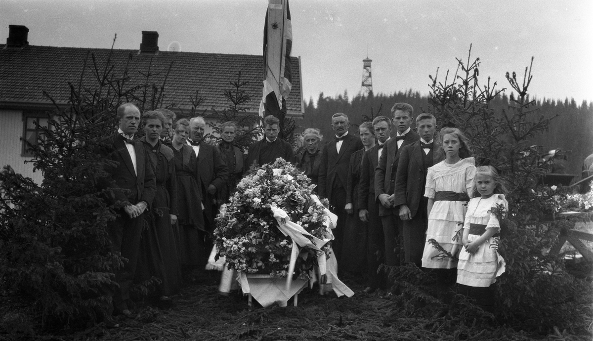 Fire bilder fra en gravferd/bisettelse fra gården Ovren i Lensbygda/Øverskreien, Østre Toten. Sansynligvis gravferd etter Helga Raddum som i en alder av 24 år omkom i en bilulykke i mai 1921.
På bilde 1 og 2 er en rekke personer samlet rundt kista, og de fleste er identifisert. Fra venstre: Magnus og Palma Sveum (f. Overn), to ukjente, Jens og Hilda Kihle (f. Nygaardseter), ukjent, Augusta og August Raddum (avdødes foreldre), Anna Overn (f. Sønsteby), Olaf Overn, Arne Overn, Kolbjørn Overn, Olave Overn, Alfhild Overn (g. Opsahl).