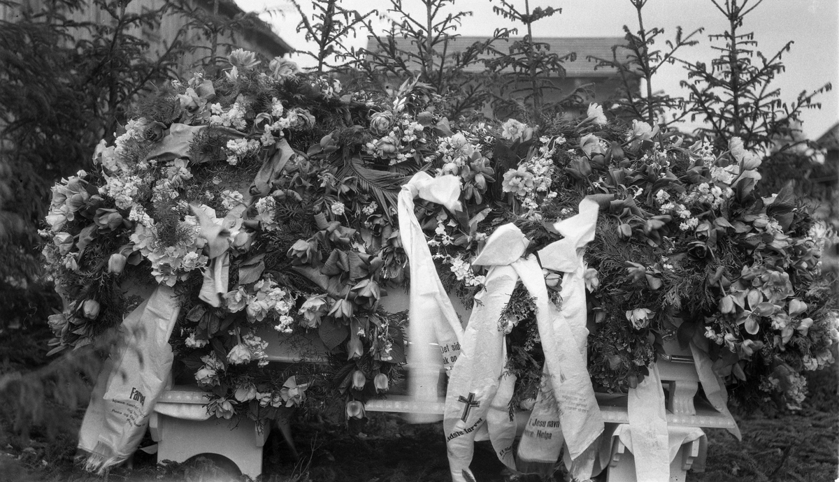 Fire bilder fra en gravferd/bisettelse fra gården Ovren i Lensbygda/Øverskreien, Østre Toten. Sansynligvis gravferd etter Helga Raddum som i en alder av 24 år omkom i en bilulykke i mai 1921.
På bilde 1 og 2 er en rekke personer samlet rundt kista, og de fleste er identifisert. Fra venstre: Magnus og Palma Sveum (f. Overn), to ukjente, Jens og Hilda Kihle (f. Nygaardseter), ukjent, Augusta og August Raddum (avdødes foreldre), Anna Overn (f. Sønsteby), Olaf Overn, Arne Overn, Kolbjørn Overn, Olave Overn, Alfhild Overn (g. Opsahl).
