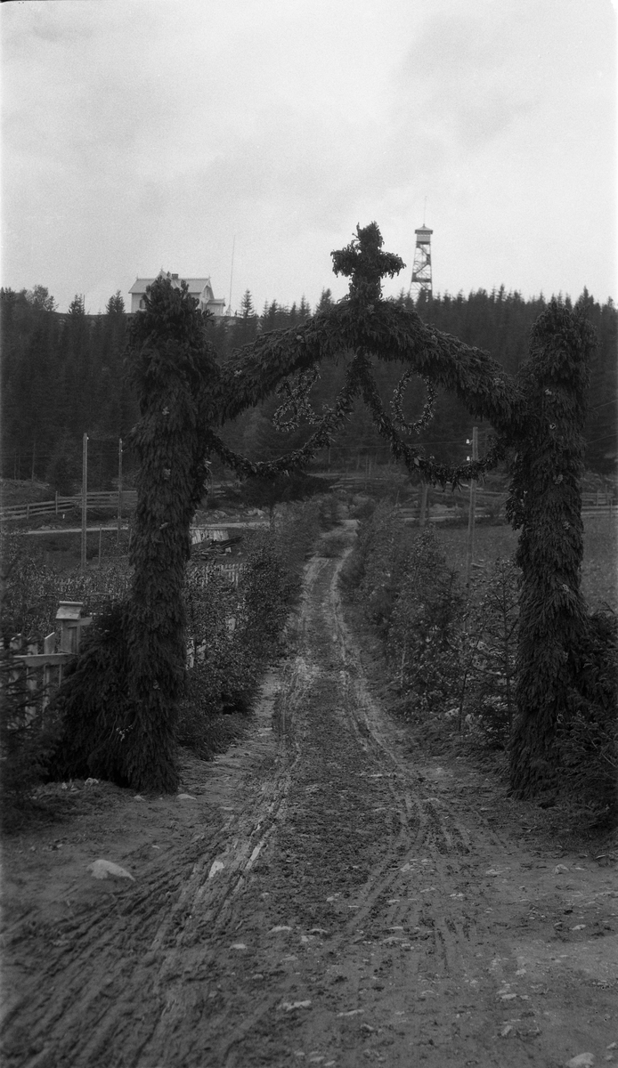 Fire bilder fra en gravferd/bisettelse fra gården Ovren i Lensbygda/Øverskreien, Østre Toten. Sansynligvis gravferd etter Helga Raddum som i en alder av 24 år omkom i en bilulykke i mai 1921.
På bilde 1 og 2 er en rekke personer samlet rundt kista, og de fleste er identifisert. Fra venstre: Magnus og Palma Sveum (f. Overn), to ukjente, Jens og Hilda Kihle (f. Nygaardseter), ukjent, Augusta og August Raddum (avdødes foreldre), Anna Overn (f. Sønsteby), Olaf Overn, Arne Overn, Kolbjørn Overn, Olave Overn, Alfhild Overn (g. Opsahl).