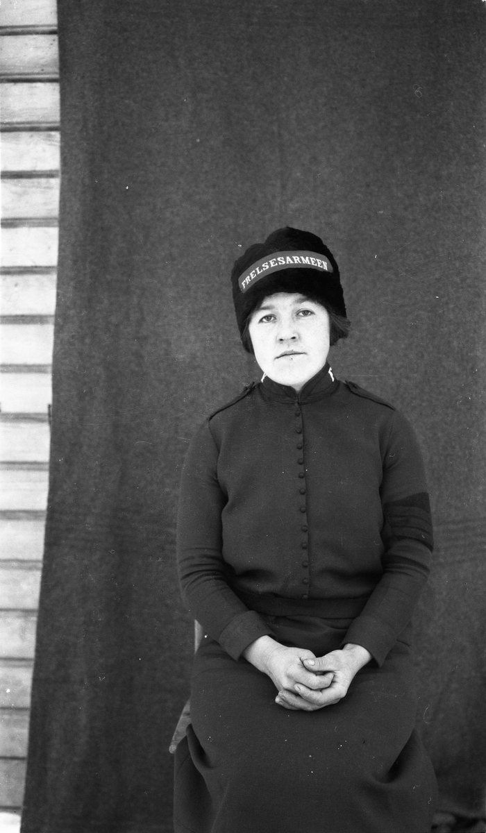 Tre kvinner i Frelsesarmeens uniform. Ti bilder med kvinnene i ulike sammenstillinger: Enkeltvis, to-og-to, eller alle tre sammen.
Ingen av de tre er identifisert.