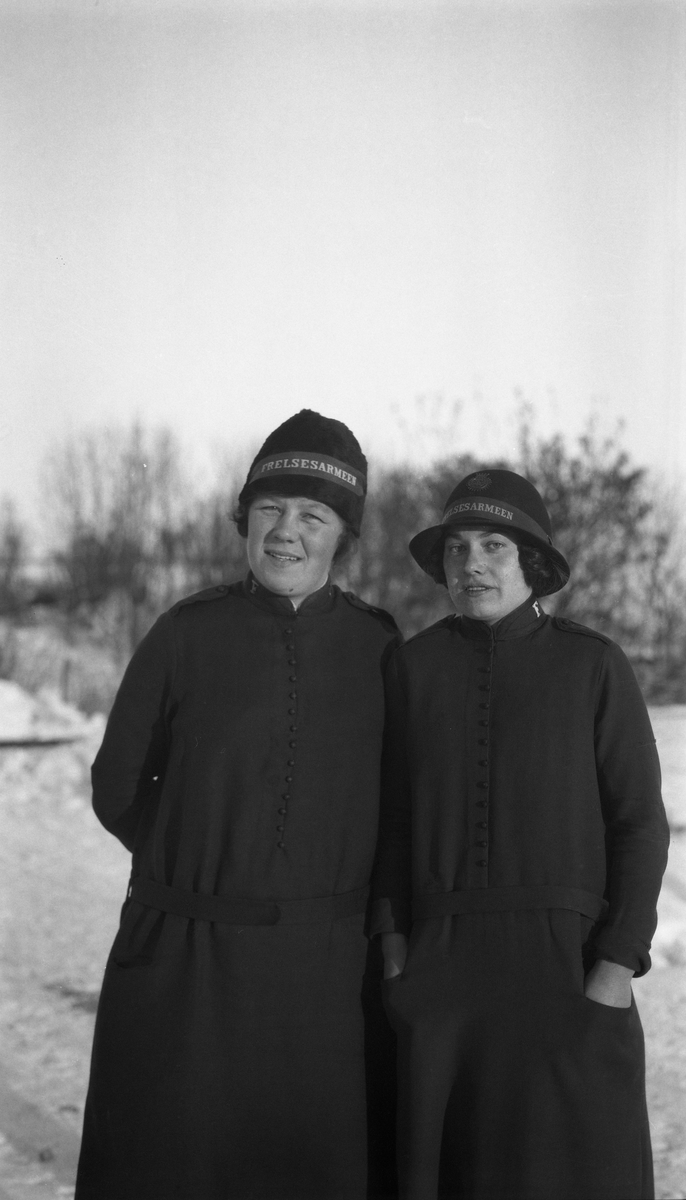 Tre kvinner i Frelsesarmeens uniform. Ti bilder med kvinnene i ulike sammenstillinger: Enkeltvis, to-og-to, eller alle tre sammen.
Ingen av de tre er identifisert.