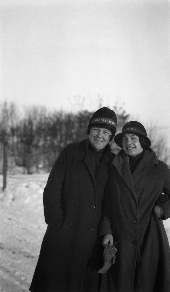 Tre kvinner i Frelsesarmeens uniform. Ti bilder med kvinnene i ulike sammenstillinger: Enkeltvis, to-og-to, eller alle tre sammen.
Ingen av de tre er identifisert.