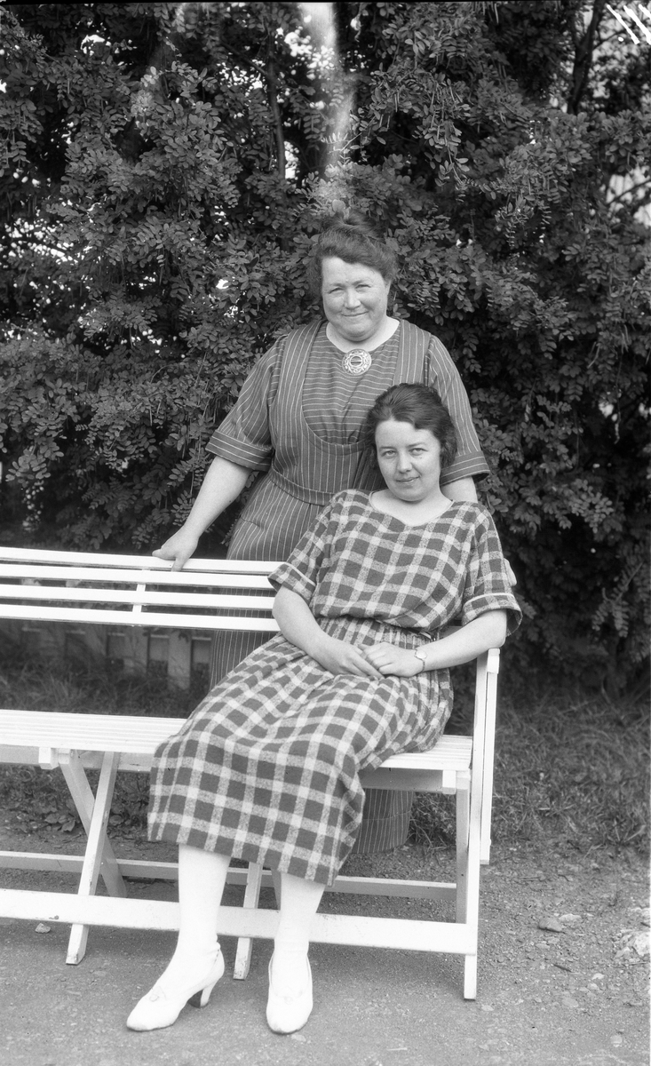 Fire bilder av to kvinner. Bakerst på bilde nr. 1 trolig Nelly Hveem, den andre (sittende) er Ruth Oulie som senere ble gift med Johannes Hveem.