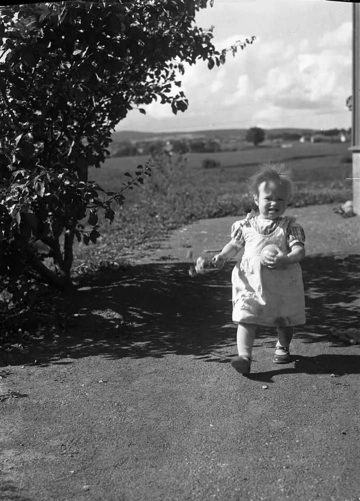 Sigrun Røisli i fint driv hjemme på Odberg, Kraby, Ø.Toten. Faren, Sigurd Røisli, kjøpte denne eiendommen i 1934.