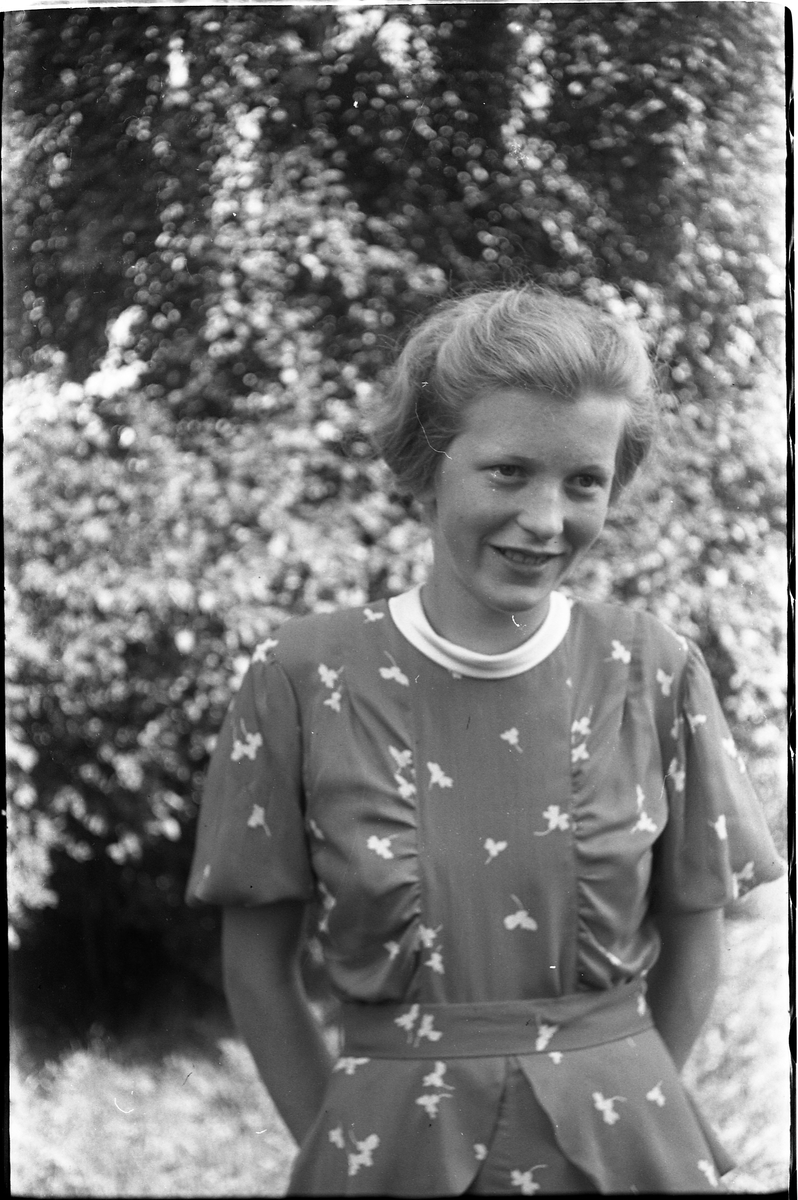 Nelly og Ruth Lindstad. En serie på seks bilder, delvis av personene sammen, delvis hver for seg. Ruth er hun alene på bilde nr. 1.