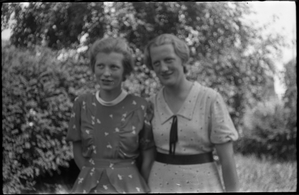 Nelly og Ruth Lindstad. En serie på seks bilder, delvis av personene sammen, delvis hver for seg. Ruth er hun alene på bilde nr. 1.
