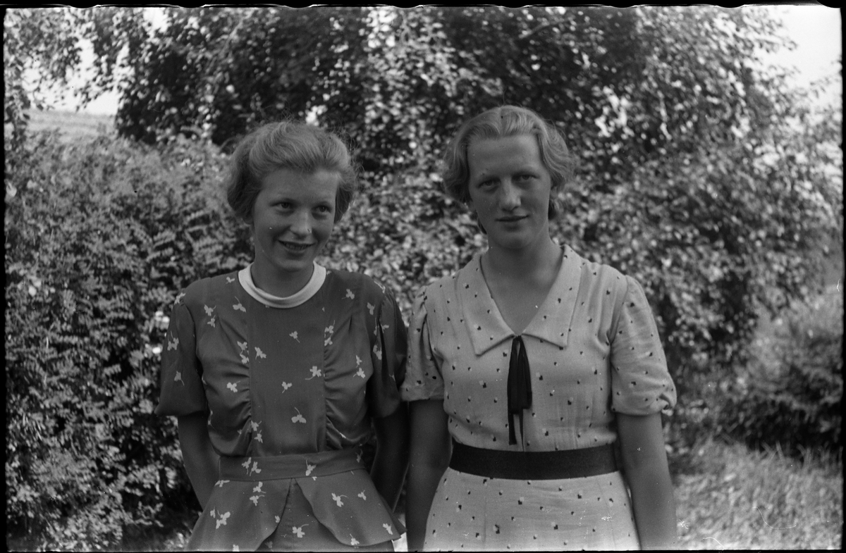 Nelly og Ruth Lindstad. En serie på seks bilder, delvis av personene sammen, delvis hver for seg. Ruth er hun alene på bilde nr. 1.