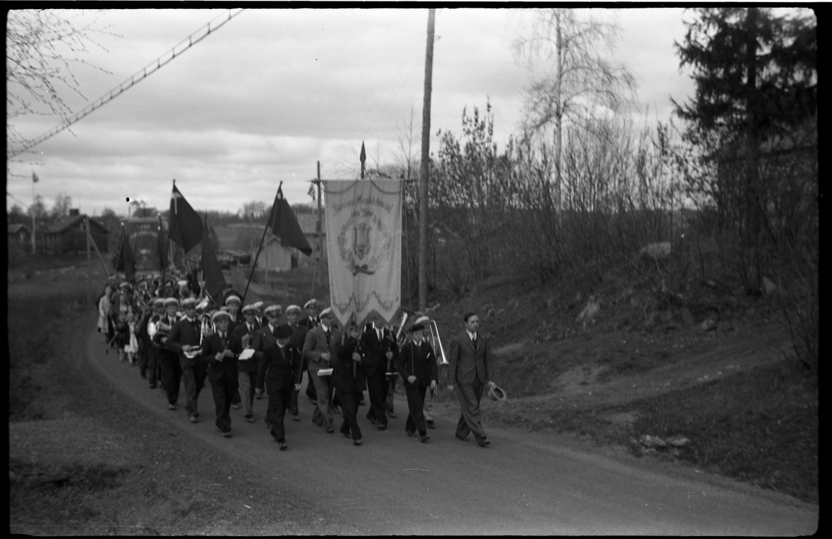 1.mai 1938 i Østre Toten. Demonstrasjonstog på daværende R.v. 33, mellom Hoff Arbeidersamfunn og Festivitetslokalet.
Serie på 11 bilder.