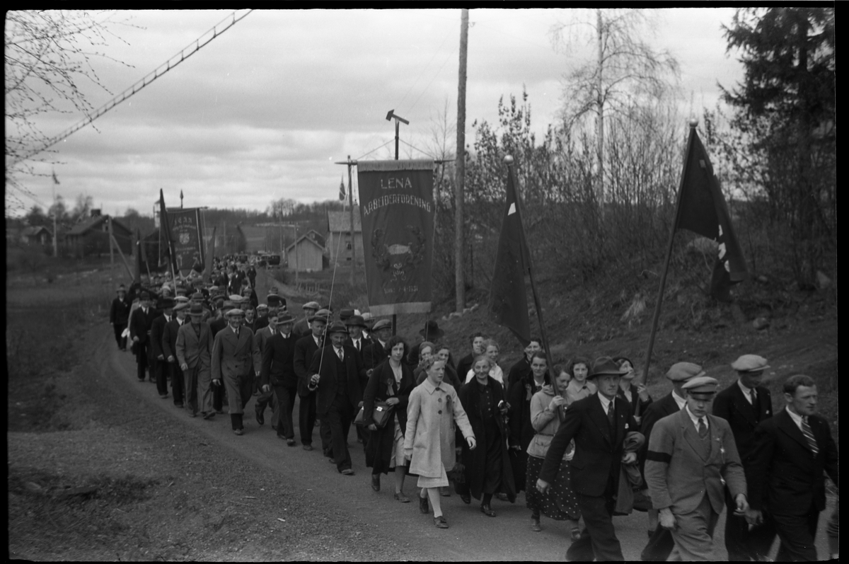 1.mai 1938 i Østre Toten. Demonstrasjonstog på daværende R.v. 33, mellom Hoff Arbeidersamfunn og Festivitetslokalet.
Serie på 11 bilder.