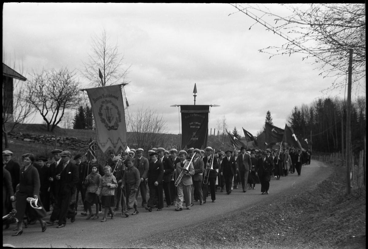 1.mai 1938 i Østre Toten. Demonstrasjonstog på daværende R.v. 33, mellom Hoff Arbeidersamfunn og Festivitetslokalet.
Serie på 11 bilder.