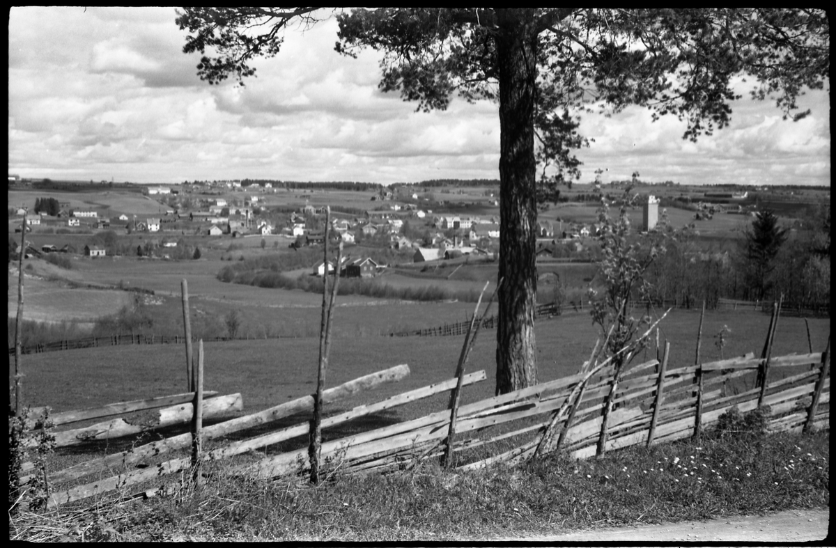 Utsiktsbilder mot Lena sentrum og nærmeste omegn, mai 1938. Serie på 7 bilder, alle tatt fra Lensbygda-/Kolbu-sida.