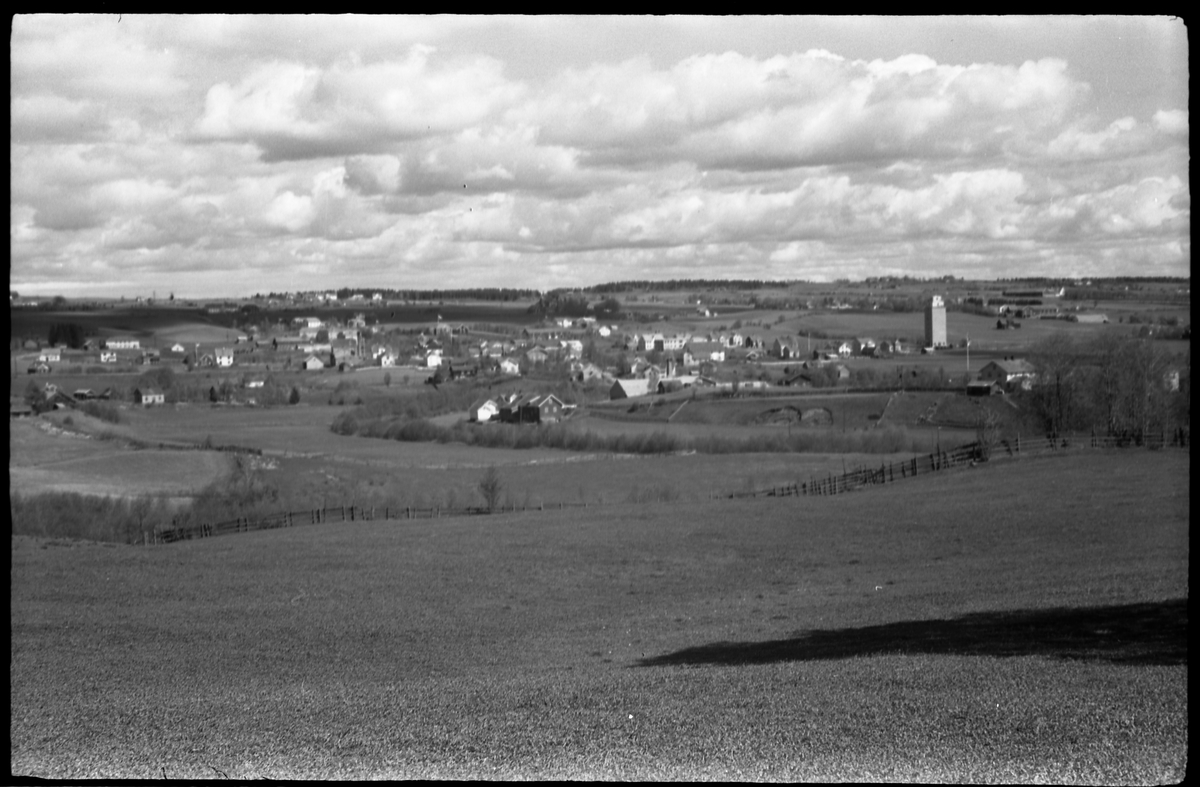 Utsiktsbilder mot Lena sentrum og nærmeste omegn, mai 1938. Serie på 7 bilder, alle tatt fra Lensbygda-/Kolbu-sida.