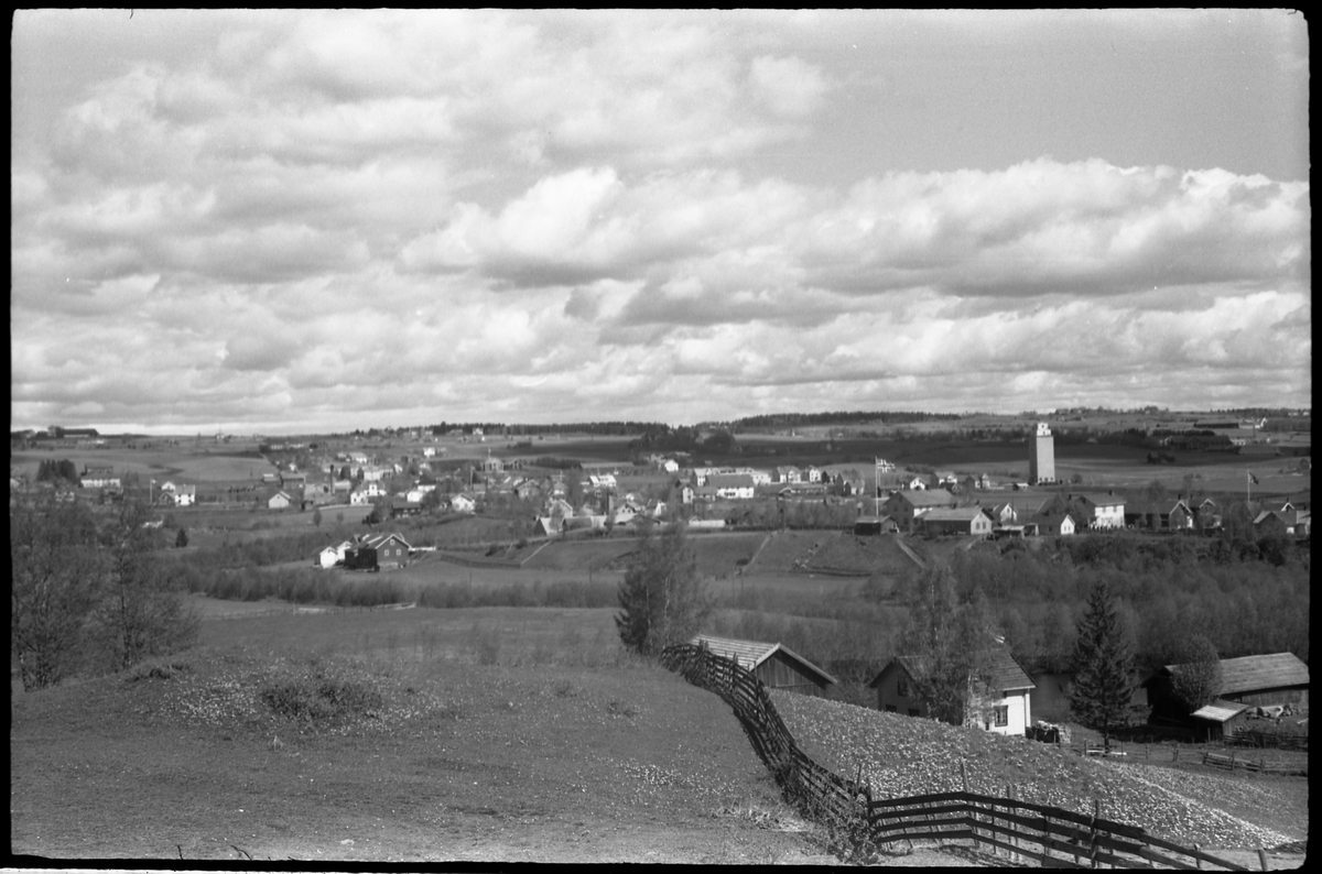 Utsiktsbilder mot Lena sentrum og nærmeste omegn, mai 1938. Serie på 7 bilder, alle tatt fra Lensbygda-/Kolbu-sida.
