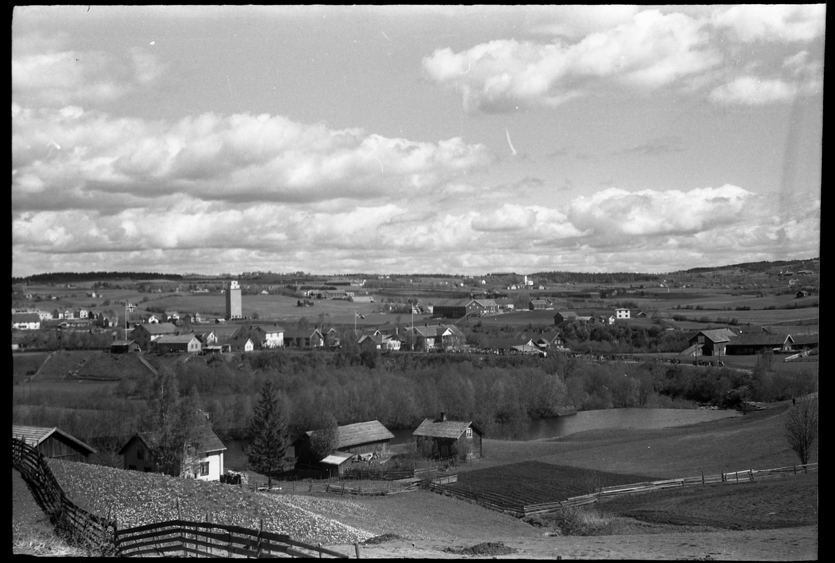 Utsiktsbilder mot Lena sentrum og nærmeste omegn, mai 1938. Serie på 7 bilder, alle tatt fra Lensbygda-/Kolbu-sida.