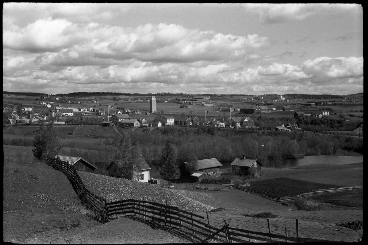 Utsiktsbilder mot Lena sentrum og nærmeste omegn, mai 1938. Serie på 7 bilder, alle tatt fra Lensbygda-/Kolbu-sida.