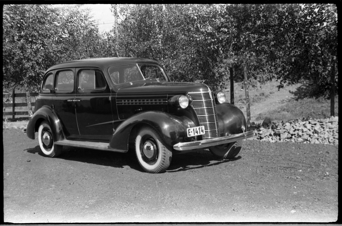 Torbjørn Lundstens drosjebil, E-1414. Serie på fem bilder. Jentungen på det første bildet er trolig Torbjørns datter Tordis. Bilen er iflg. informant en Chevrolet årsmodell 1938.