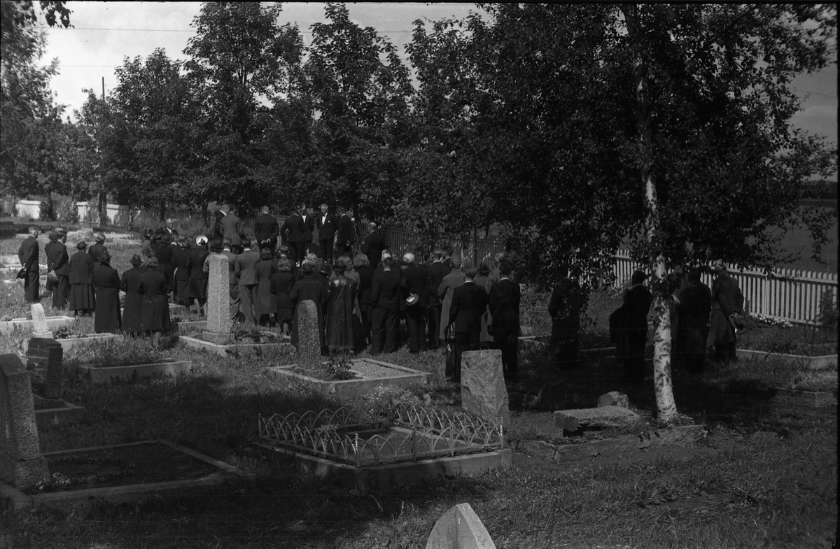 Fra en begravelse ved Hoff kirke. Serie på åtte bilder fra kisten bæres ut fra gravkapellet, og på kirkegården.